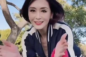 香港知名女星復出做網紅，冬天露腿風韻猶存，多次和小鮮肉傳緋聞