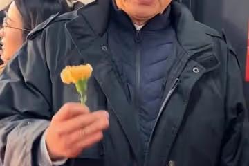 72歲濮存昕的近照曝光,頭髮花白,鼻孔變大,錄製春晚