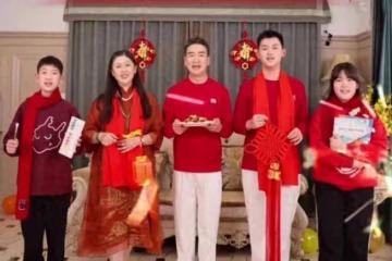 71歲寇振海曬全家福,小21歲嬌妻發福,兩人的三個孩子首次同框