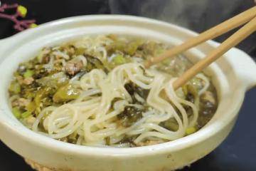 天冷不想炒菜時,就喜歡這樣煮一鍋!熱乎暖身、爽滑又扛餓,省錢省事味道十足
