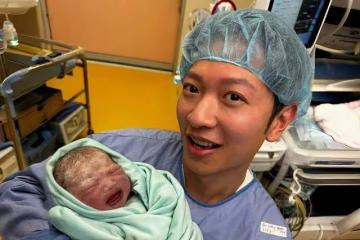 恭喜！香港知名男星當爸，妻子提前剖腹生子，親自進產房剪斷臍帶