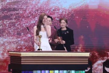 TVB台慶頒獎!傅嘉莉勇奪「最佳女配角」,激動落淚直呼沒想到!