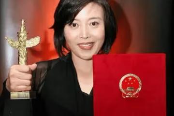 墮胎4次，婚內出.軌，兩次婚姻失敗，被小11歲孫紅雷甩，65歲丁嘉麗的覺醒讓人不忍直視