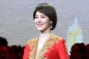 王冠首曬夫妻合照，老公身高180膚色偏黑，倆人牽手相擁好甜蜜