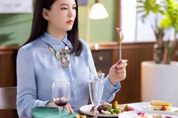 郭晶晶低調捐款三個億,力壓百萬伙食費的李湘,真假貴婦一目了然
