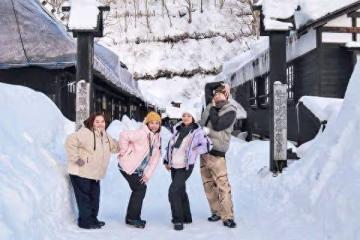 楊貴媚雪地泡湯「旁邊全是男人」！　嚴藝文滿意風田贊：我可以
