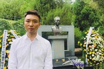 2019年，康輝給已故主持人羅京掃墓，站在墓地前，一張罕見的留影