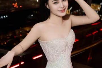 阿嬌曬44歲生日美照，穿抹胸珍珠白裙身姿婀娜