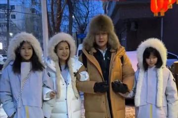 陸毅一家回哈爾濱吃殺豬菜,兩女兒凍得抱團取暖,孩子奶奶也來了