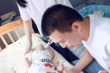 魏羽馨媽媽新年首曬三口合照！爸爸已染黑髮，兒子胖嘟嘟超可愛