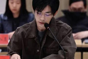 易烊千璽現身《小小的我》研討會,穿灰色羽絨服型男風拉滿