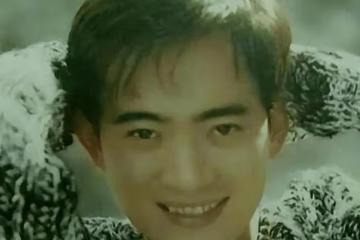 領獎前夜父母慘遭殺害，含淚唱完歌退出樂壇，這位天王如今怎樣了