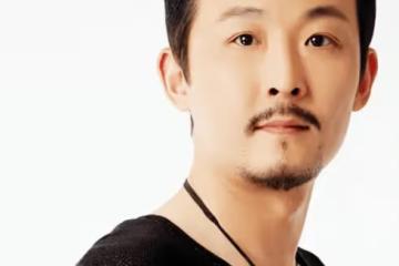 「百變戲骨」一走就是20年，讓妻子獨守16年空房，現如今把寵物狗當孩子養