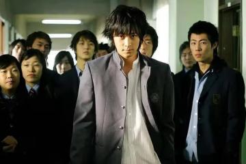41歲韓男星姜棟元狀態太差，唇色發白沒有眉毛，發布會上穿增高鞋