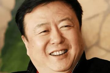 一婚娶央視主持人，二婚娶演員，三婚娶小30歲美女，64歲才當爸爸