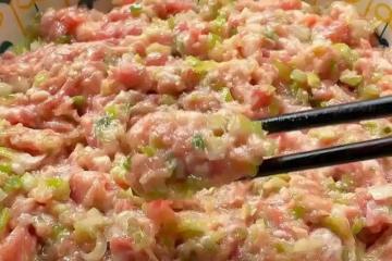 調餃子餡，牢記「鹽水油」順序和比例