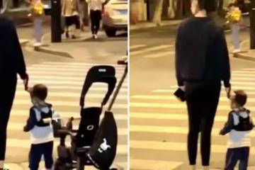 奚夢瑤帶兒子散步,1歲兒子腦袋圓潤頭髮茂密,邁步走路腿長驚人,網:繼承媽媽的優點了