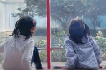 張傑夫婦香港為雙胞胎女兒慶7歲生日，謝娜摟著女兒拍照，好幸福