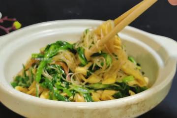 立春後這菜使勁吃，頭茬比肉香！拌一個解膩小菜，滿口新鮮好味道，上桌就是搶手菜