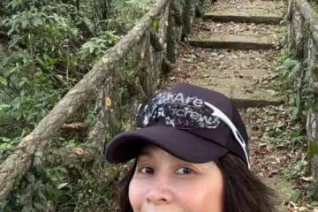 59歲劉嘉玲素顏爬山,卻被「拋棄」? 梁朝偉:我只是走得快了點!