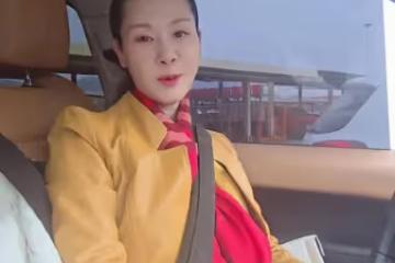 於文華回老家看望恩師，發現衣服破了，老師細心縫補，於文華落淚