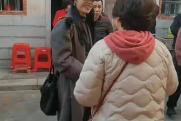 姚晨陪媽媽過年回福建拜祖，和鄉親開心聊天，老公被小孩要簽名了
