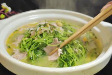 入春後不懂吃這菜就虧了，燙一燙就上桌，清腸刮油、滿口鮮嫩好味道，上桌就被吃個精光