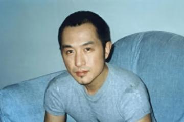 他34歲離奇去世，一生只愛過章子怡！如今妹妹定居美國，父母的堅持令人淚目