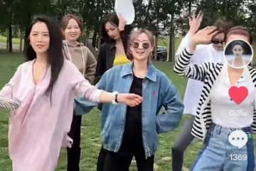 何超蓮自認竇驍是老公,和友人聚會熱舞,趙雅芝兒子現身動作妖嬈