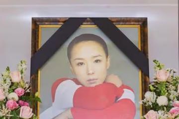 姜受延出殯，薛耿求、鄭雨盛扶靈！一生未婚與父母一起安葬