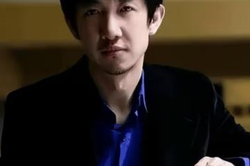 梅婷為他傾家蕩產,李小冉為他墮胎2次,最後他娶了小15歲嬌妻