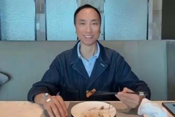 香港知名富商曬患肺炎病照,雙頰凹陷一周瘦10多斤,遭質疑蹭熱度