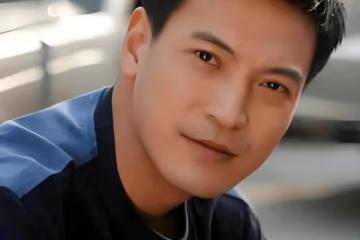 他是蔣勤勤前男友,人帥戲好,娶了圈外妻生子,如今兒子比他更帥