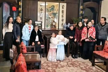 郭富城回老丈人家大合照,天王站在邊上,孩子和爺爺奶奶在C位