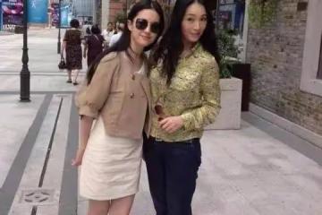 37歲劉亦菲和小姨在武漢合照，仙女氣質如出一轍，家族基因太強大