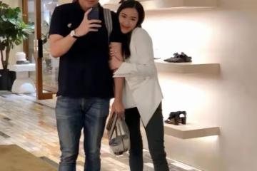 38歲泰國總理和老公購物,穿襯衫依偎肩頭很幸福,私下也是小女人