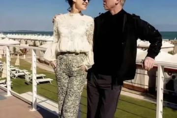 55歲許晴真放得開！穿蕾絲上衣身材曲線很撩人，依偎在馮小剛肩頭很愜意！