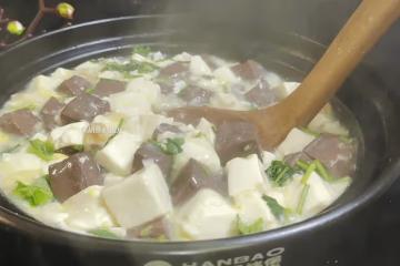豆腐和它天生一對，隨手一煮比吃肉強！熱乎乎地上桌，鮮軟滑嫩、吃一口就胃口大開