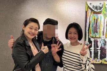 大S「過年前聚餐」燦笑照罕曝光! 開心比贊…頭上髮飾成亮點