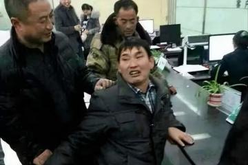 過年8天，大衣哥全家被上門討錢數百次，不惜和人動手，丟人！