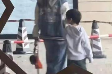 Baby攜子香港現身,穿搭與葉珂截然不同,黃曉明如今是否後悔