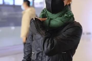 50歲周迅機場被偶遇,穿七分褲露出紅襪子,土到極致就是潮