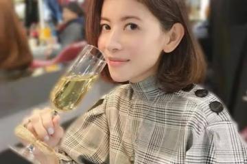 TVB綠葉轉行做司儀成搶手貨，年過半百保養得宜，姻緣不順已雪卵