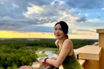 TVB前花旦為母親慶祝八十大壽!獲對方熱情獻吻,兩母女太相像