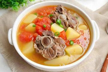 中老年要"養骨",少吃蘿蔔白菜,多喝這個湯,腿腳有勁,精神足