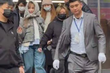王心凌現身重慶來福士，衣服裹得里三層外三層，被路人大喊老婆