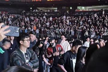 汪峰帶森林北看演唱會,女友眼神發獃疑似不開心,兩人避嫌無互動