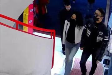 汪峰和小19歲女友牽手現身成都,女方穿牛仔褲身材火辣,顏值不輸章子怡!