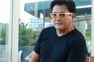 香港知名男星離婚後終身不娶,減肥成功顏值回春,雙腳瘦成竹竿