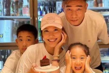 應采兒曬照紀念與陳小春結婚15周年！手捧大束粉色鮮花好幸福